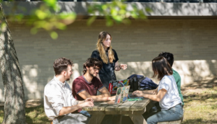 Étudiants au bac en environnement udes