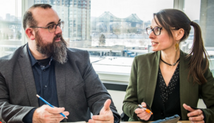 Des professionnels échangent lors du cours en présentiel à Longueuil