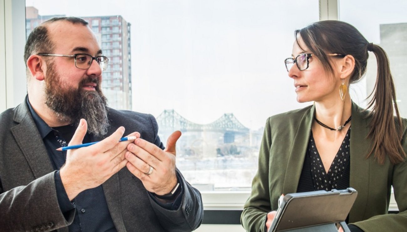 deux étudiants discutent au campus de Longueuil