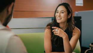 deux étudiants discutent au Campus de Longueuil