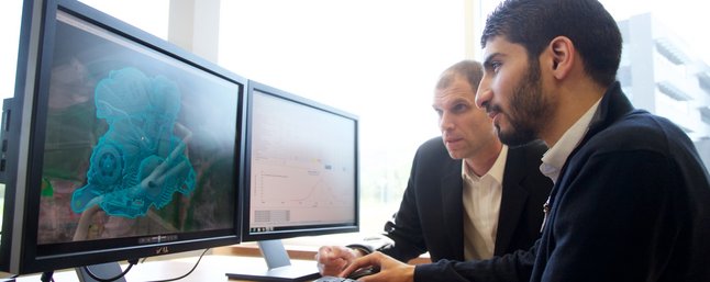 Photo d'hommes qui travaillent sur un ordinateur dans le centre des technologies avancées (CTA) BRP-UdeS