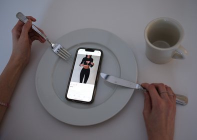 Écran de téléphone cellulaire dans une assiette