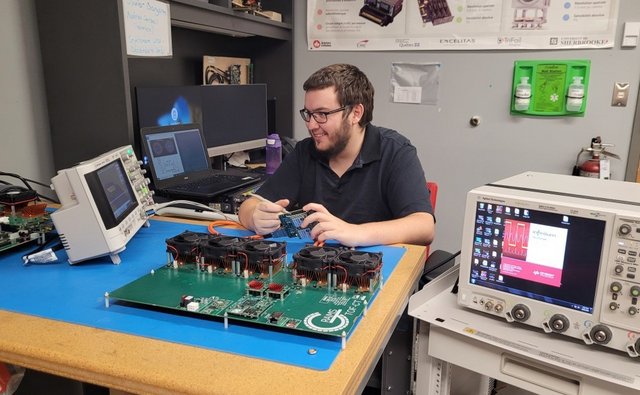 Julien Rossignol qui travaille sur son système électronique assis à son bureau