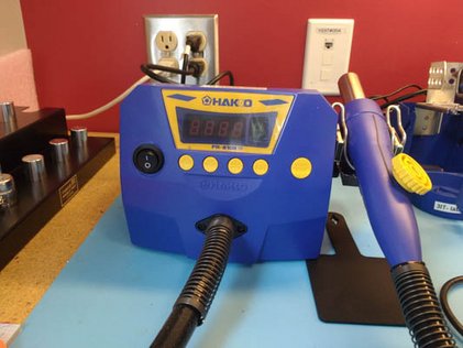 Vue de face du fer à air chaud Hakko FR-810B