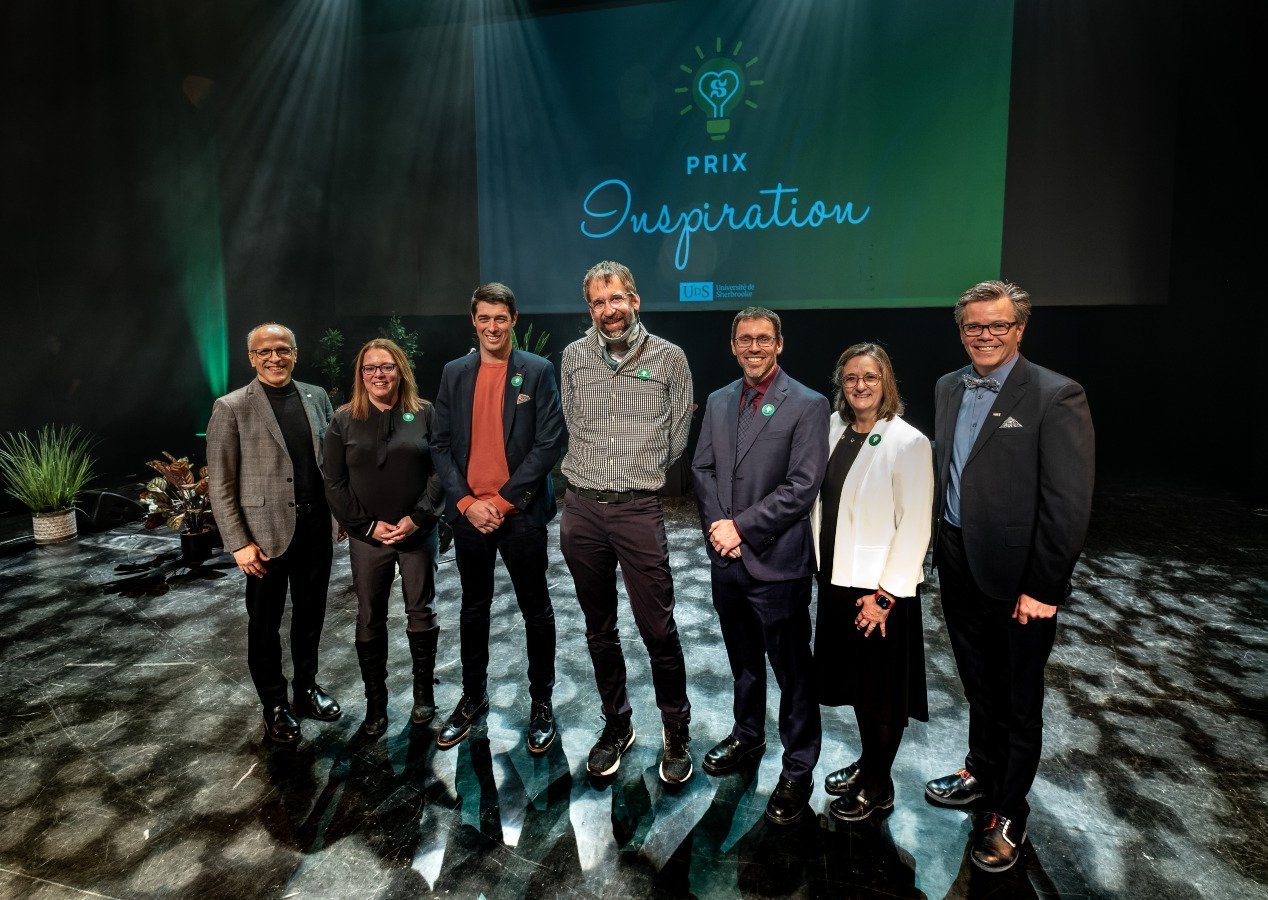 Les personnes lauréates accompagnées du recteur Pierre Cossette et de l'animateur de la soirée, le professeur Patrik Doucet