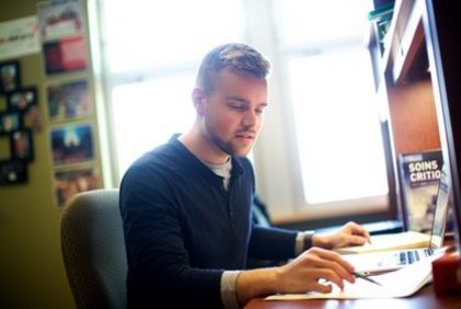 Étudiant devant ses travaux