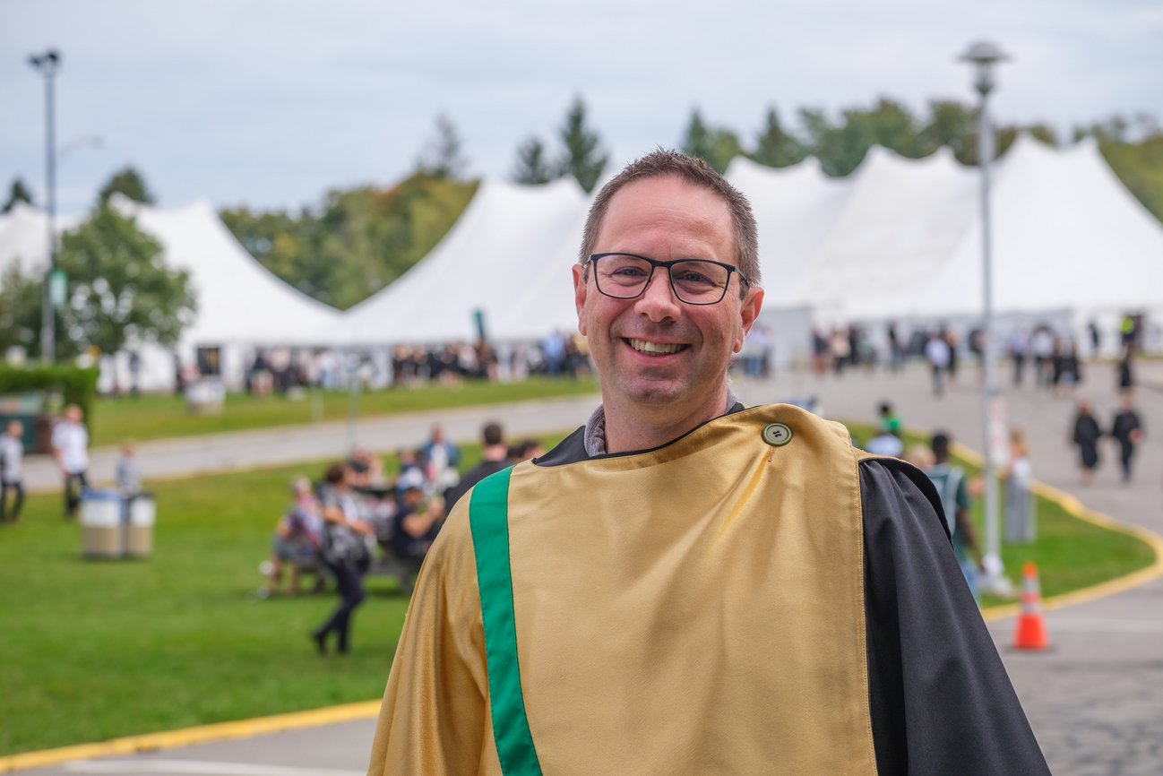 Un diplômé de l'université de Sherbrooke avec sa toge