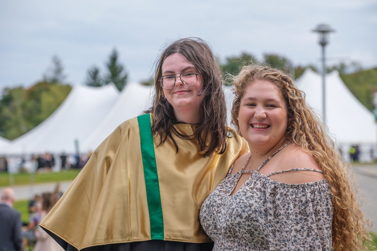 une diplômée accompagnée de sa meilleur amie