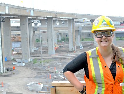 Étudiante stagiaire en génie du bâtiment sur un chantier