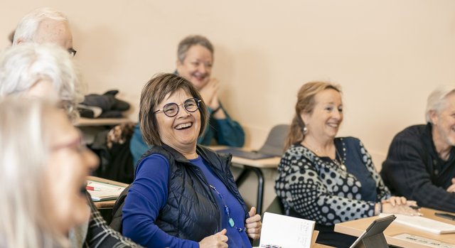Une cinquantenaire souriante en classe
