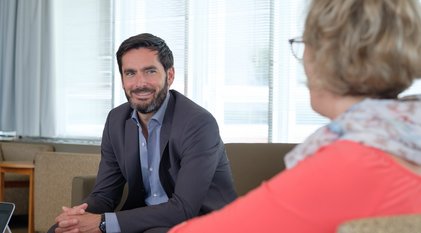 Deux professionnels discutant ensemble