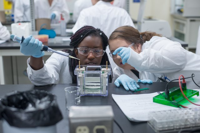 Deux étudiantes faisant une expérience de biologie