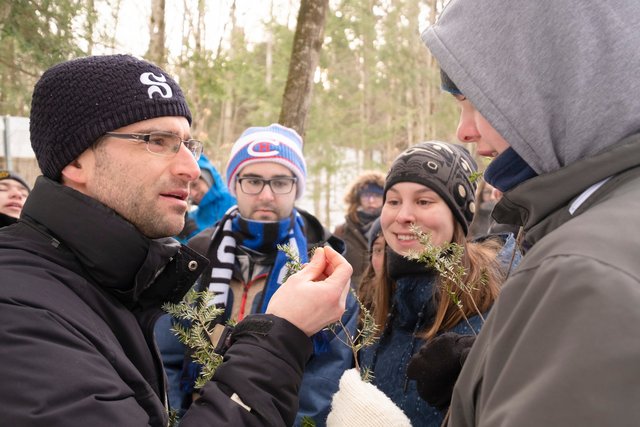 Groupe étudiant en écologie à l'extérieur, classe d'hiver