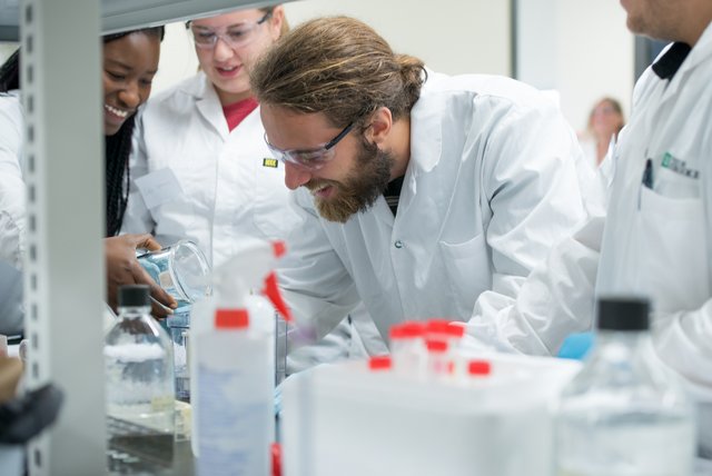 Étudiant dans un laboratoire de biologie