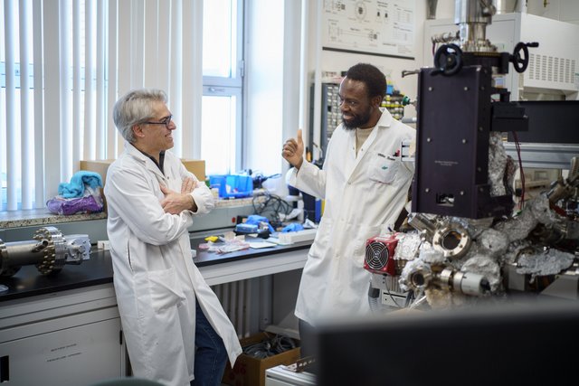 Le professeur Patrick Ayotte en discussion avec un étudiant