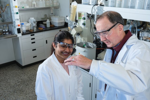 Le professeur Leonard R. MacGillivray et une étudiante