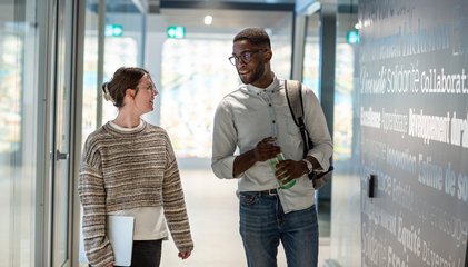 étudiants qui marchent au E1