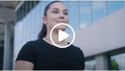 Une étudiante qui marche vers le E1