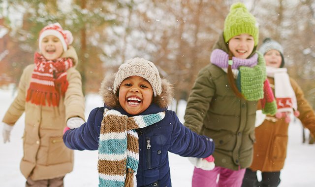 Photo d'enfants heureux dans la neige