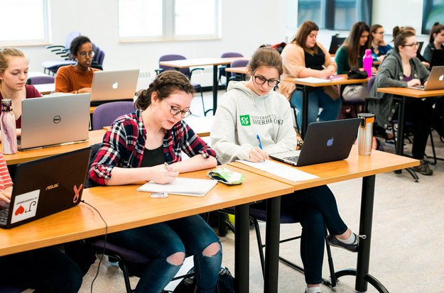 Étudiantes travaillant dans une salle de cours. 