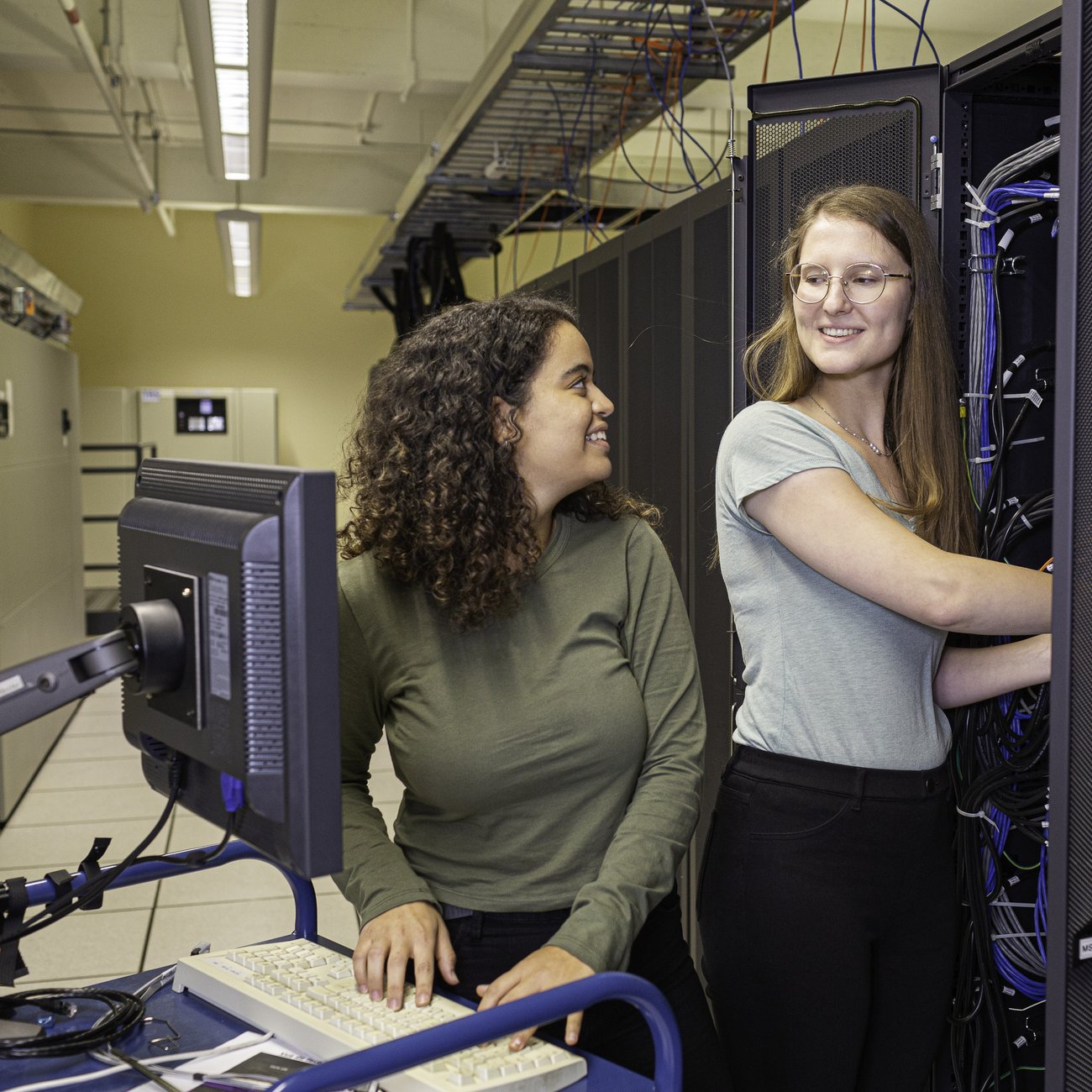 Deux personnes travaillant à l'ordinateur.