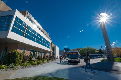 Arrivée d'un autobus devant le pavillon multifonctionnel.