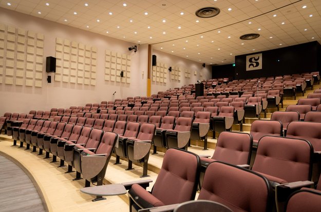 Grand amphithéâtre de la Faculté de médecine et des sciences de la santé. 