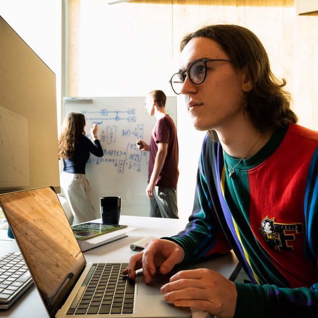 Un étudiant devant son ordinateur.