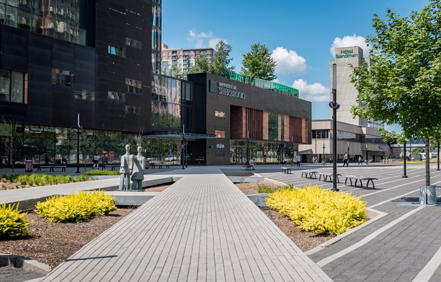 Parterre aménagé pour les piétons devant le Campus de Longueuil