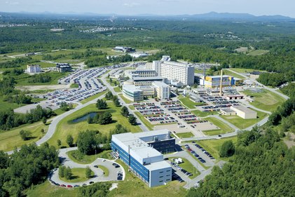 Vue aérienne du campus, à proximité de l'hôpital et entouré de verdure