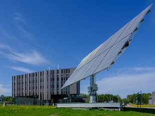 Vue extérieure du 3it avec panneau solaire à l'avant-plan.