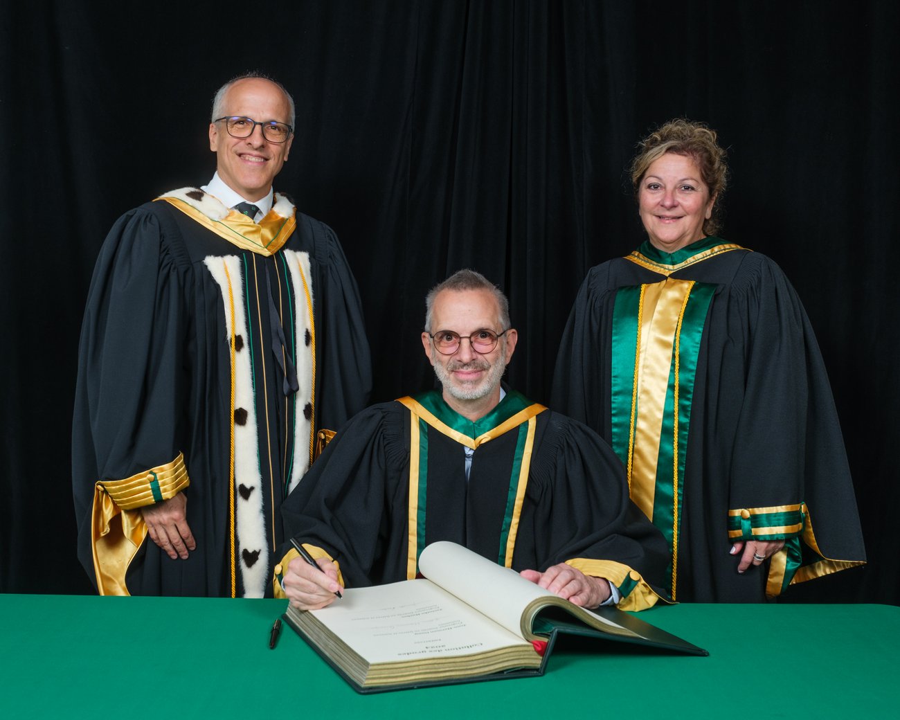 Le recteur de l'Université de Sherbrooke, Pierre Cossette, le professeur émérite Jean-Herman Guay et la doyenne de la Faculté des lettres et sciences humaines, Annick Lessard.