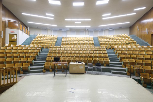Vaste auditorium de classe vide, très éclairé