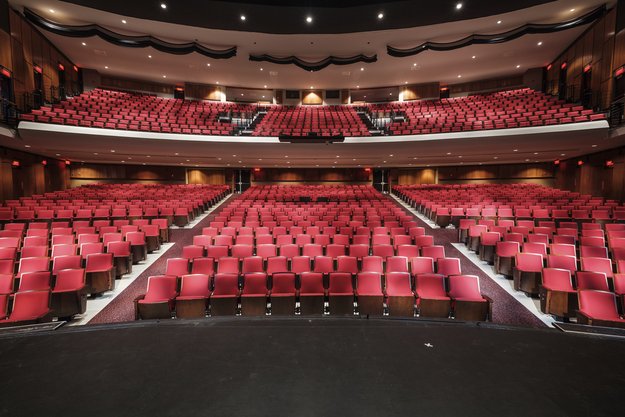 Fauteuils rouges d'une salle de spectacle vide