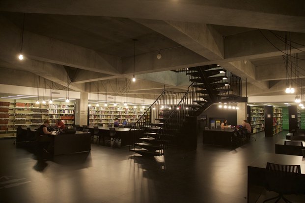 Bibliothèques avec escalier central et ambiance feutrée 