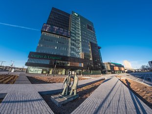 Vue extérieure du Campus de Longueuil avec allées piétonnes