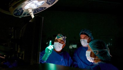 Résidents et professeur dans une salle d’opération