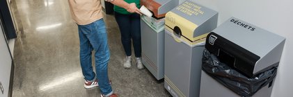 Un garçon jette un truc au compost