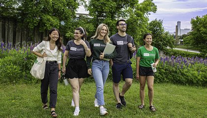 Étudiants et étudiantes sur le campus