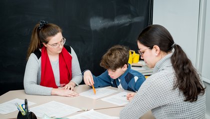 Aide à un garçon du primaire