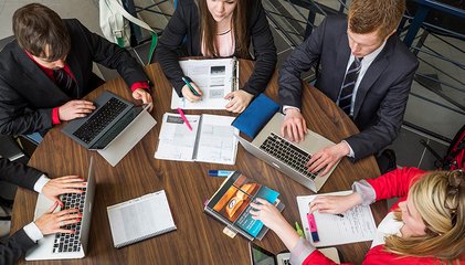 Étudiants autour d'une table