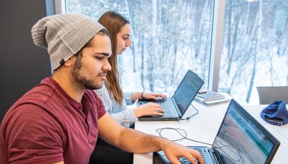 Personnes étudiant en génie sur leur ordinateur