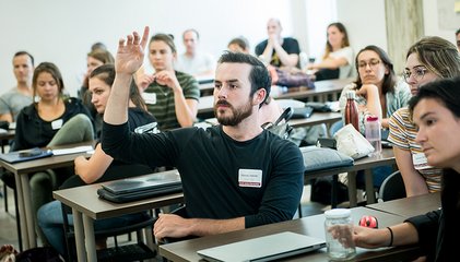 Étudiantes et étudiants en classe