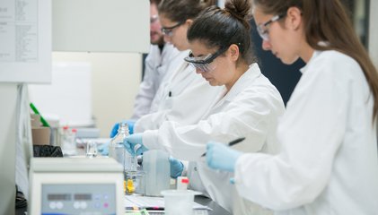 Personnes dans un laboratoire de biologie