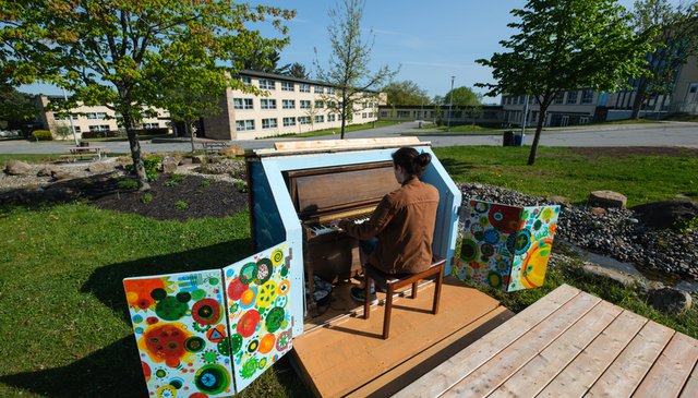 Étudiant au piano, dehors sur le Campus principal