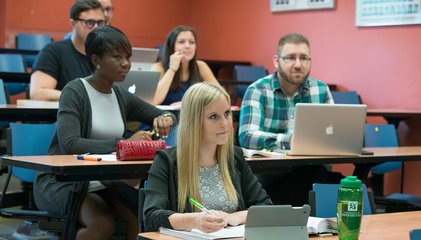 Étudiants derrière des ordis