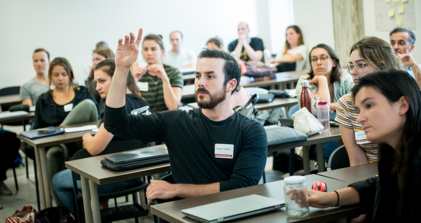 Personnes étudiantes dans une salle de classe