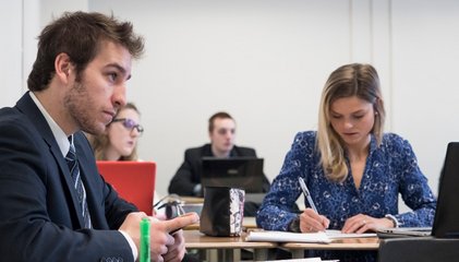 Étudiantes et étudiants en droit et politique appliqués de l'État