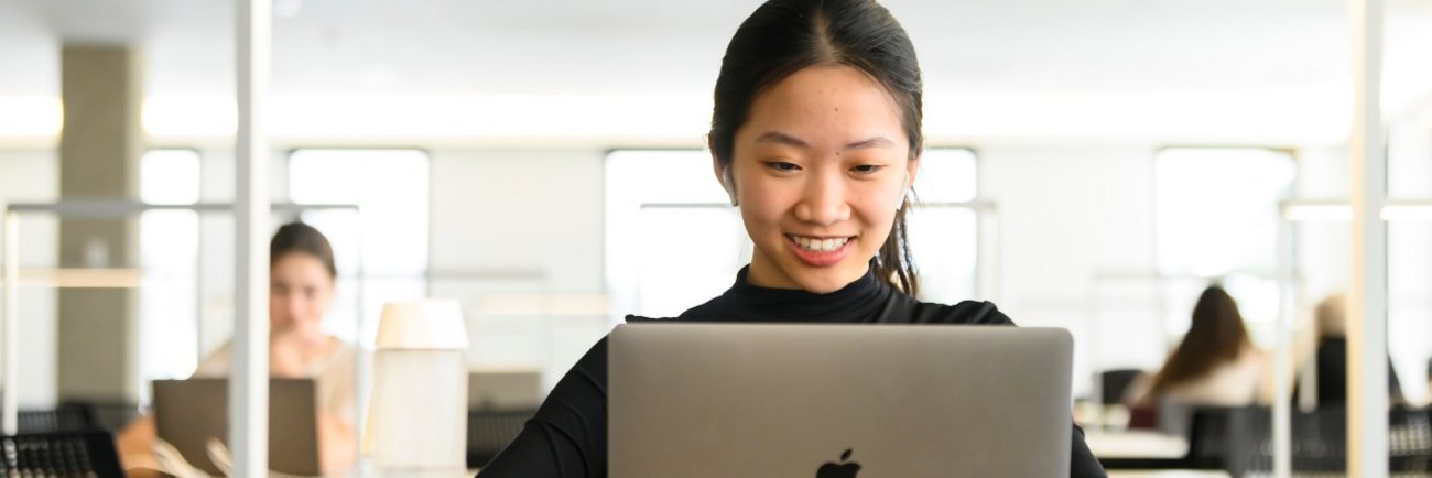 Étudiante dans une bibliothèque