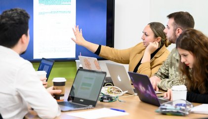 Étudiantes et étudiants en droit international et politique internationale appliqués